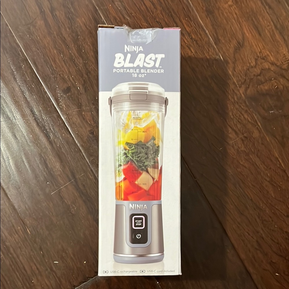 NWT Ninja Blast Portable Blender 18 oz